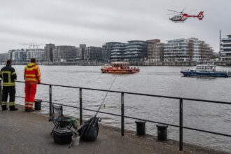 Συμβολική απεικόνιση επιχείρησης αναζήτησης στον Έλβα με διασώστες, σκάφη και αφημένα σύνεργα ψαρέματος