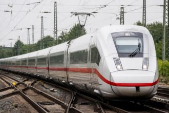 Τρένο ICE της Deutsche Bahn με λευκό αμάξωμα και κόκκινη γραμμή σε γερμανικό σιδηροδρομικό δίκτυο