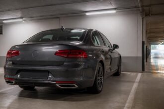 Σκούρο πολυτελές αυτοκίνητο σταθμευμένο σε στεγασμένο γκαράζ