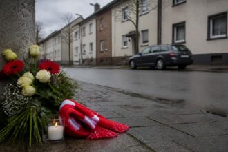 Συμβολική εικόνα με λουλούδια στη μνήμη νεαρού δίπλα σε δρόμο κατοικημένης περιοχής της Κολωνίας