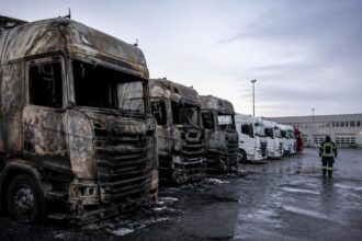 Καμένα φορτηγά σε συμβολική απεικόνιση εγκατάστασης επαγγελματικών οχημάτων στη Λειψία