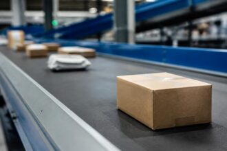 Μικρά δέματα διαδικτυακών παραγγελιών σε χώρο διαλογής αποστολών.