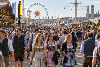 Πλήθος επισκεπτών στο Oktoberfest 2026 στο Μόναχο και την Theresienwiese