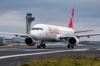 Συμβολική εικόνα Airbus A321neo της Pegasus Airlines σε διάδρομο αεροδρομίου στη Φρανκφούρτη.