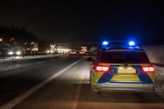 Αστυνομικό περιπολικό σε νυχτερινό αυτοκινητόδρομο της Γερμανίας