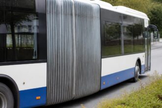 Πλάγια άποψη της φυσούνας που συνδέει τα δύο τμήματα αρθρωτού λεωφορείου σε δρόμο της Γερμανίας