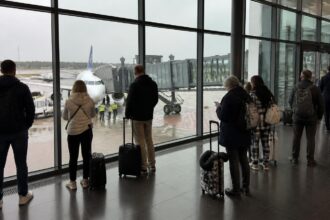 Αεροσκάφος σε γερμανικό αεροδρόμιο σε συμβολική εικόνα για την αποχώρηση της Ryanair από τη Βρέμη.