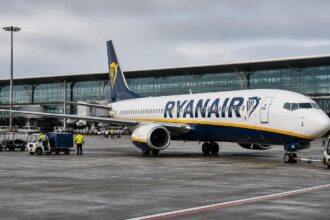 Συμβολική εικόνα επιβατικού αεροσκάφους Ryanair στον χώρο στάθμευσης του αεροδρομίου BER