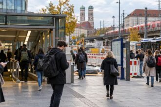 Επιβάτες της S-Bahn στο Μόναχο σε σταθμό με προσωρινές ρυθμίσεις λόγω των φθινοπωρινών έργων.