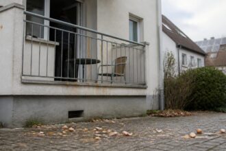 Σπασμένα αυγά μπροστά από μπαλκόνι πολυκατοικίας στη Βαυαρία, σε συμβολική απεικόνιση