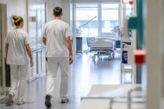 Ιατρικό προσωπικό σε διάδρομο νοσοκομείου στη Γερμανία, συμβολική εικόνα για τα στοιχεία αιτιών θανάτου