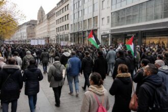 Πλήθος διαδηλωτών με πλακάτ και παλαιστινιακές σημαίες στο κέντρο γερμανικής πόλης, σε συμβολική εικόνα