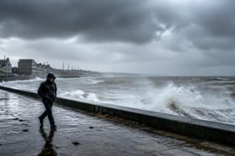 Θυελλώδης καιρός στις ακτές της Βόρειας Θάλασσας στη Γερμανία με ισχυρά κύματα και άνεμο
