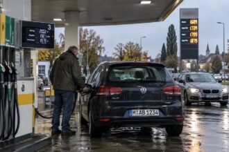 Οδηγός βάζει βενζίνη σε γερμανικό βενζινάδικο, με την τιμή του λίτρου στην πινακίδα