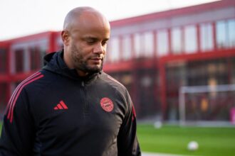 Συμβολική απεικόνιση του Vincent Kompany σε προπονητικό χώρο της Μπάγερν στο Μόναχο