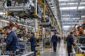 Εργαζόμενοι σε γραμμή παραγωγής της Volkswagen, εν μέσω της διαμάχης για τις συλλογικές συμβάσεις